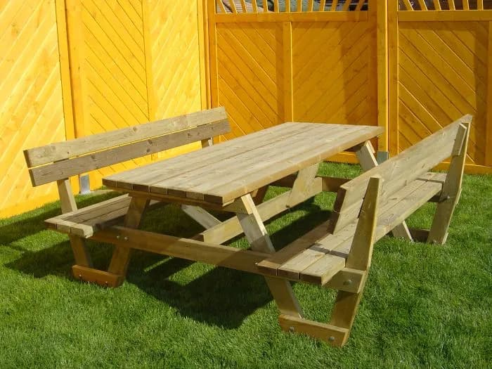 Olcha czy sosna na meble ogrodowe - co wybrać, by uniknąć problemów?